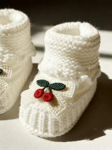 1双柔软针织樱桃刺绣婴儿学步鞋，白色，适合0-12个月宝宝，中帮冬季儿童鞋 - 白色 - 查看 4