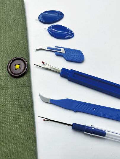 Bộ dụng cụ tháo chỉ màu xanh dương 6 món, bao gồm nhiều kích cỡ dụng cụ tháo chỉ và dụng cụ xỏ chỉ, có vỏ bảo vệ và tay cầm chống trượt, phù hợp cho người mới bắt đầu may vá và những người làm thủ công, dùng để sửa chữa quần áo, chỉnh sửa tranh thêu chữ thập và các sản phẩm thủ công bằng vải.