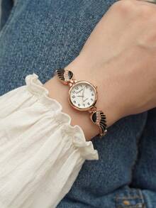 这款女士合金表带石英腕表，简约表盘设计，适合正式场合佩戴。优雅的女士腕表是母亲节、情人节或结婚纪念日送给妻子或女友的理想礼物。这款时尚腕表既适合日常通勤，也适合晚宴、婚礼和时尚聚会等正式场合。对于任何腕表爱好者来说，它都是一份完美的礼物。 - 金色 - 查看 12