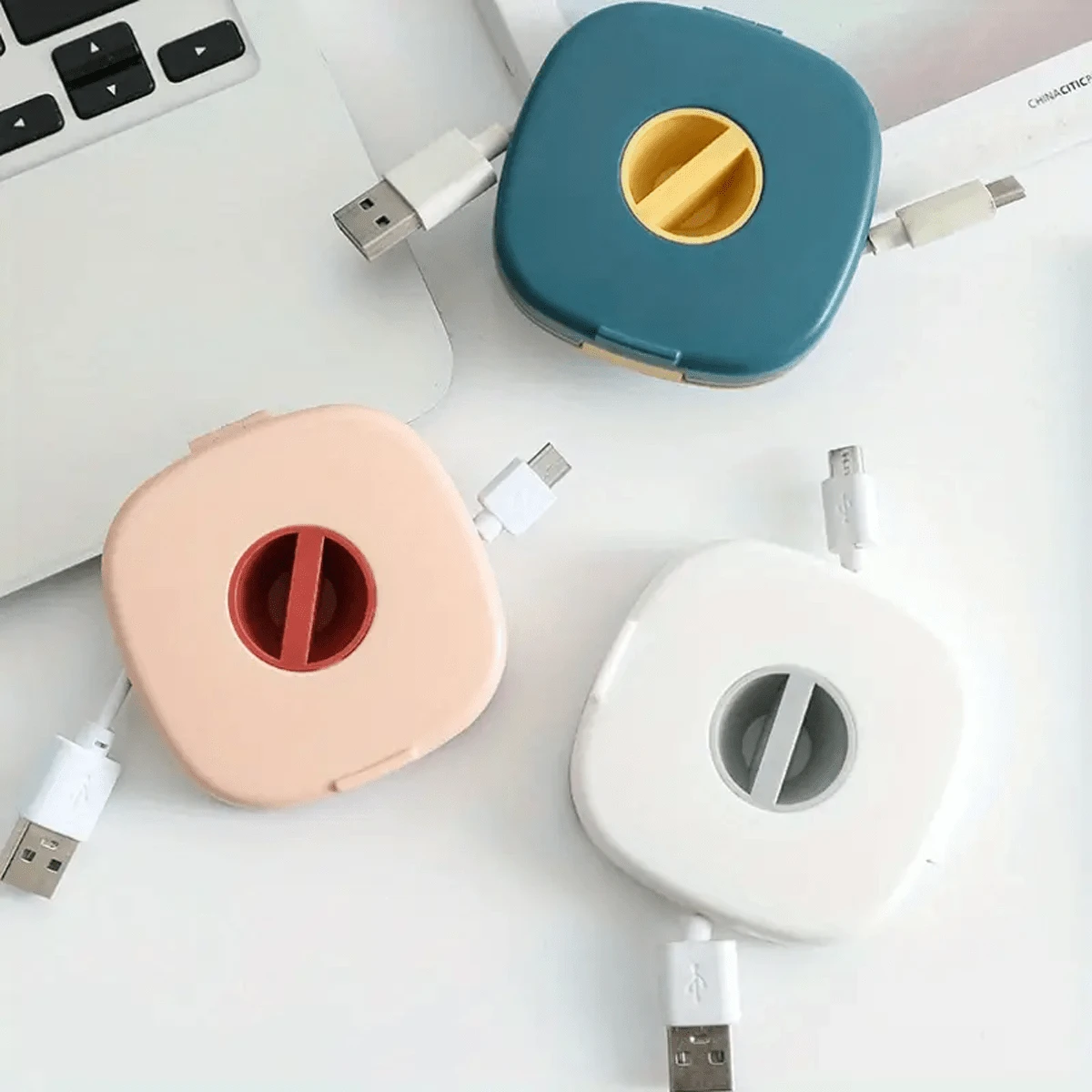 1 hộp đựng cáp di động có thể thu gọn, xoay được, kèm giá đỡ điện thoại, chất liệu nhựa bền, không cần nguồn điện | Thích hợp cho cáp dữ liệu, cáp chuột và cáp tai nghe | Quà tặng sinh nhật/Lễ Phục Sinh, phụ kiện du lịch, hộp đựng thời trang, bề mặt nhẵn, lưu trữ trong ngăn kéo bàn làm việc tại nhà, cấu trúc chắc chắn, hộp đựng cáp dữ liệu điện thoại mini di động, thiết bị cuộn dễ sử dụng, vật dụng cần thiết khi đi du lịch.