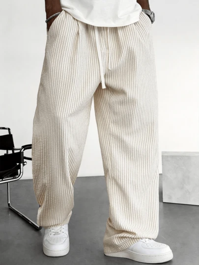男士杏色阔腿裤，竖条纹休闲裤，超薄透气舒适，弹性腰带方便穿脱，丝滑质感，适合夏季、度假及休闲穿着，复古富贵风格
