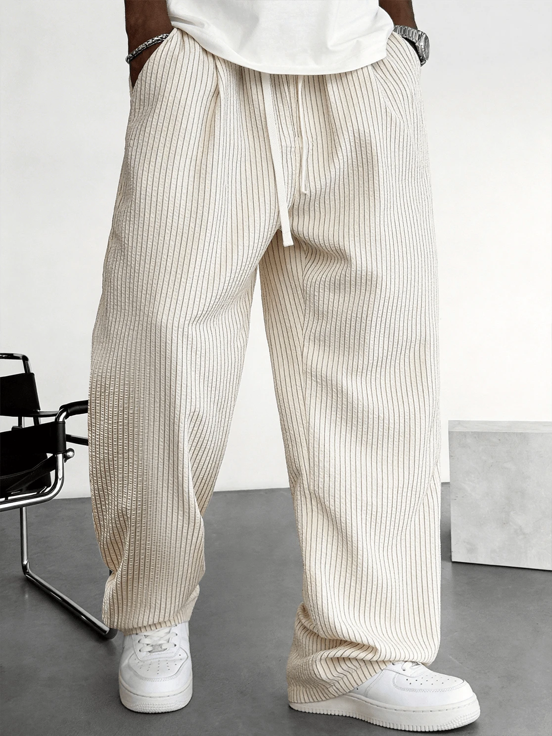 男士杏色阔腿裤，竖条纹休闲裤，超薄透气舒适，弹性腰带方便穿脱，丝滑质感，适合夏季、度假及休闲穿着，复古富贵风格 - 杏色 - 查看 1