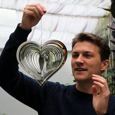 Heart-Shaped Windmill - Metal Garden Decor | Outdoor Kinetic Decoration Suitable For Garden And Yard | Elegantly Rotating In The Wind