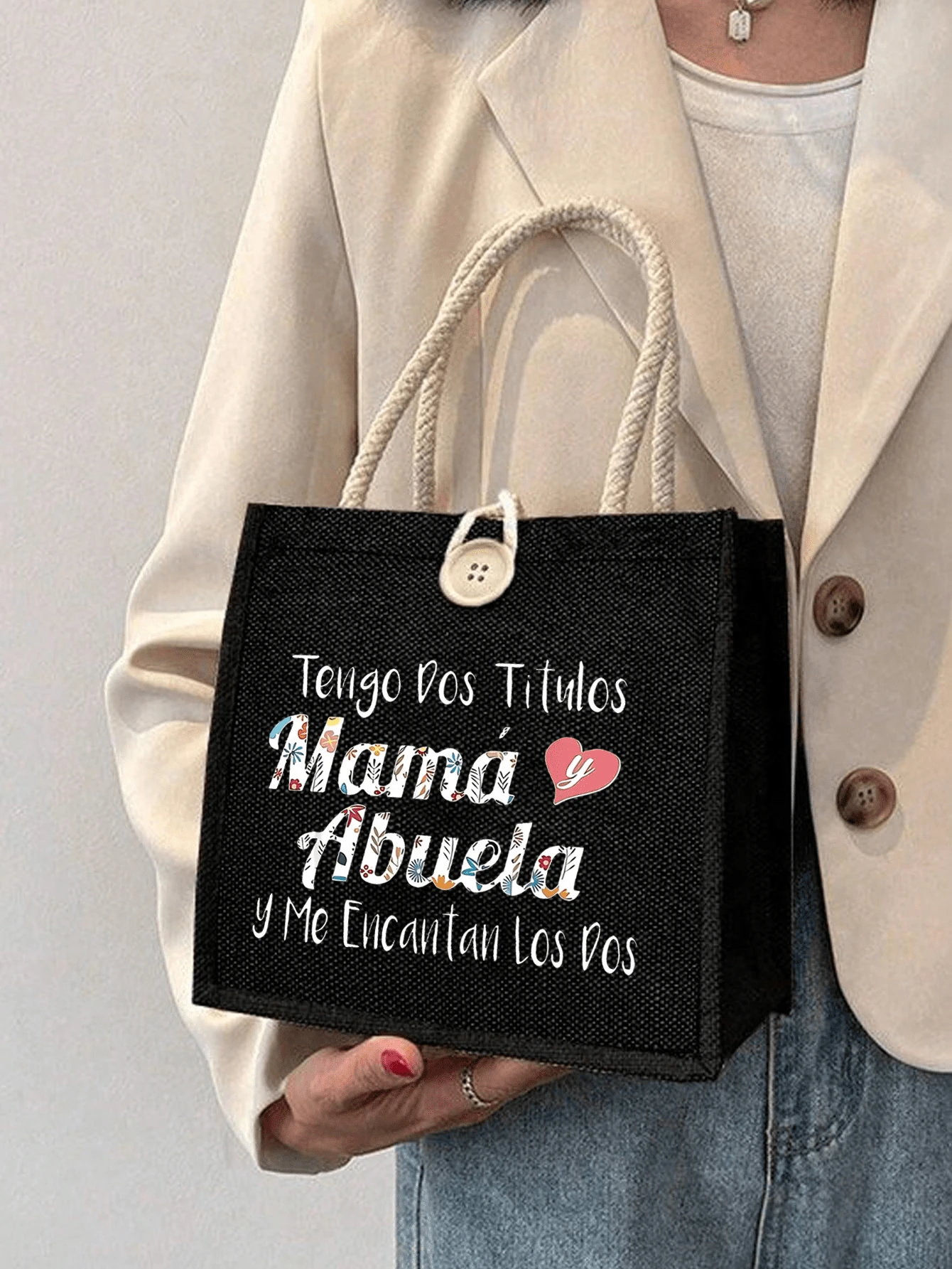 “最佳奶奶”帆布手提袋 - 这款时尚的亚麻化妆包印有西班牙语“La Mejor Abuela Del Mundo”（世界上最好的奶奶），并饰以鲜艳的花卉图案。采用白色亚麻布制成，适合女性使用。它是圣诞节、母亲节和生日的完美礼物。多功能 | 花卉图案化妆包 | 精致装饰，可爱化妆包 - 彩色 - 查看 1