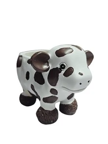 可爱的奶牛造型树脂花盆，底部有排水孔，是室内外皆宜的可爱动物造型多肉植物盆栽，充满奇趣的农舍风格，可摆放在书桌、窗台、露台、花园等处，非常适合种植仙人掌、香草、小型植物，是送给植物爱好者和家居装饰爱好者的独特礼物，经久耐用且轻巧。 - A - 查看 8