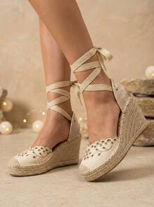 Sandales compensées tressées style espadrille, talon de 9 cm. Le bout fermé est orné de broderies ajourées et d'un détail central contrastant. Elles sont dotées d'une bride cheville à boucle pour un ajustement parfait. Un modèle féminin et polyvalent, idéal pour apporter une touche d'originalité à vos tenues. - Beige - Voir 2