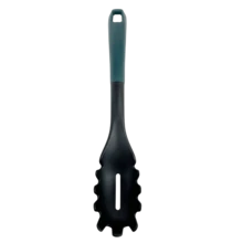 Cucharón para servir pasta de nylon, diseño ergonómico con borde dentado para sujetar fácilmente los espaguetis y los fideos, resistente al calor hasta 260°C, con un mango cómodo y un orificio para colgar, tamaño 28,5 cm x 5,5 cm, ideal para utensilios antiadherentes - Ver 3