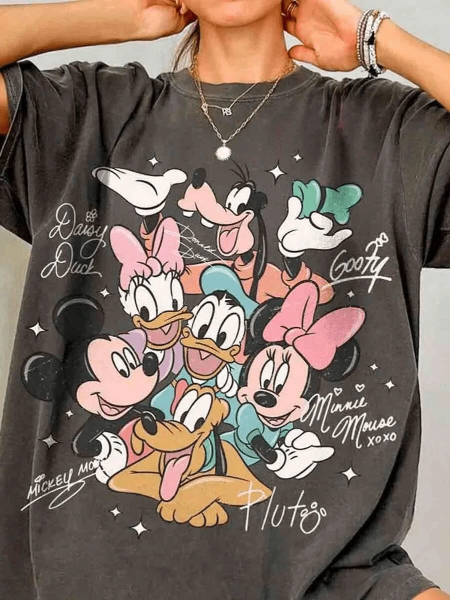 This Disney-Licensed Women's Summer Cotton T-Shirt Is A Disney 2026 Travel Souvenir. The Front Features Classic Disney Characters And Disneyland Logos, Perfect For Taking Photos At Disneyland, As A Travel Souvenir, For Everyday Casual Wear, Or For Matching Family Outfits. It Also Makes An Ideal Valentine's Day Gift For Friends And Family. Men's And Women's Clothing, New Spring Style, Comfortable And Skin-Friendly, Suitable For Outdoor Wear. - 黑色 - 查看 1