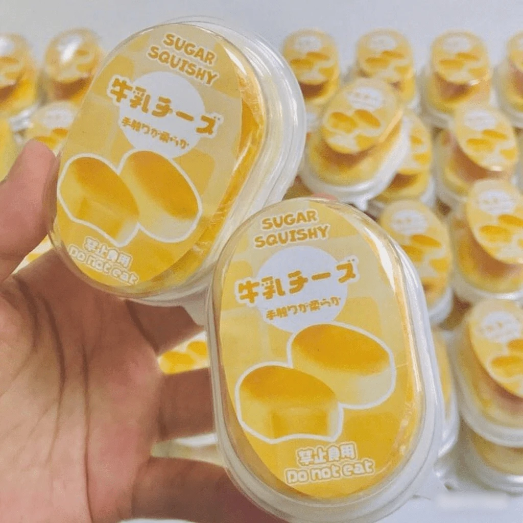 柔软舒缓的牛奶蛋糕玩具,创意慢回弹芝士蛋糕减压手指玩具,缓解焦虑,万圣节/圣诞节/生日送给亲朋好友的小礼物 - 彩色 - 查看 1