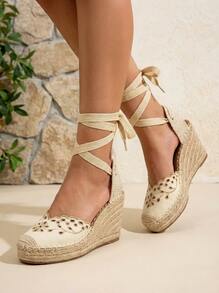 Sandales compensées tressées style espadrille, talon de 9 cm. Le bout fermé est orné de broderies ajourées et d'un détail central contrastant. Elles sont dotées d'une bride cheville à boucle pour un ajustement parfait. Un modèle féminin et polyvalent, idéal pour apporter une touche d'originalité à vos tenues. - Beige - Voir 3