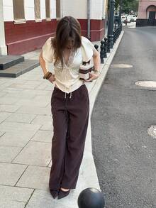 SUNSTORY V领蕾丝边饰，双层荷叶袖，修身腰部，前中蝴蝶结，缎面质感。简约梦幻休闲优雅端庄，适合年轻辣妹、时尚度假、浪漫老钱风、浪漫之旅、甜美少女、优雅淑女、学院风、魅力四射的下午茶派对、早午餐、外出、生日、俱乐部、街头风等场合。杏色女式衬衫 - 淺杏色 - 查看 7