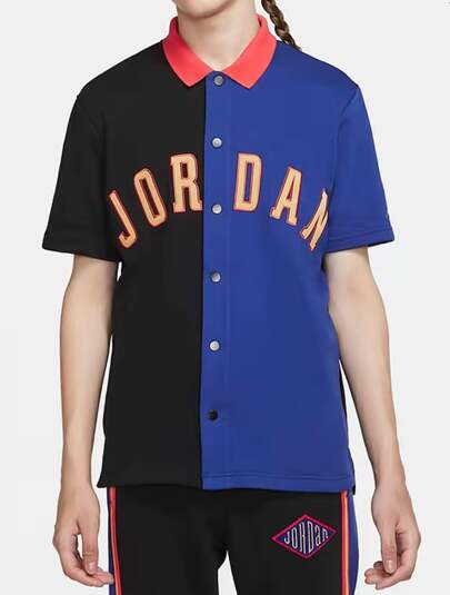 Nike تيشيرت رجالي أسود/أزرق بتصميم مستوحى من علامة جوردان دي إن إيه، مصنوع من قماش دراي-فِت، بياقة مدببة، وأزرار أمامية مفردة، مطبوع عليه شعار كرة السلة.