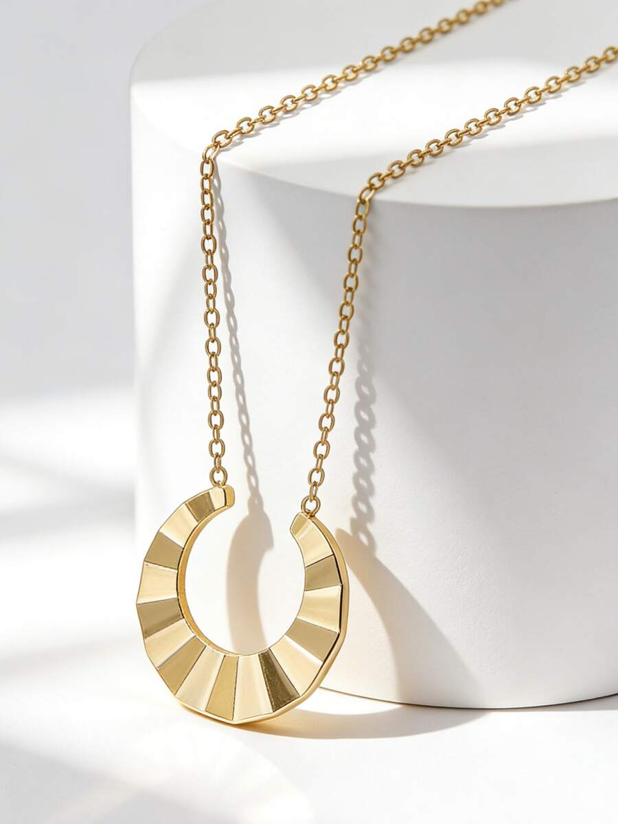 Charm-In Geometric Textured Gold-Plated Fan-Shaped Necklace For Women, Unique Design Clavicle Chain, Versatile For All Seasons, Commute And Dating, Ideal Gift - Yellow Gold - View 1