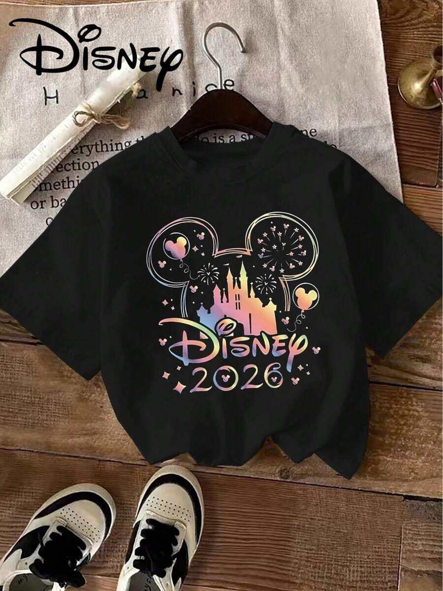 Disney Summer T-Shirt Featuring Mickey Mouse Head, Castle Fireworks, And The Year "Disney 2026." Made Of Pure Cotton, This One-Piece Design Is Comfortable And Breathable. Perfect For Disney Lovers And Couples To Wear At Disney Parks. A High-Quality Fashion Brand, It's The Ideal Surprise Gift For Family And Friends. - 黑色 - 查看 1