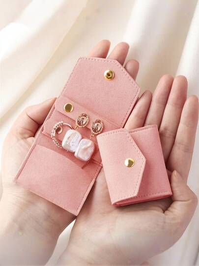 1个迷你首饰收纳袋，便携式涤纶整理袋，带按扣，可收纳耳环、手链、戒指、项链，小巧便携，适合日常使用。