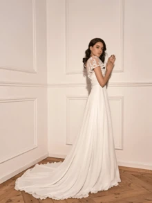 Elegant Short Sleeve A-Line Wedding Dress With V-Neckline And Lace Trim – Sophisticated Floor-Length Bridal Gown Featuring A Chic V-Neck Design, Graceful Cap Sleeves, Delicate Lace Insets, And A Flowing Silhouette, Perfect For Weddings, Christmas Galas, Halloween Balls, Formal Dances, Birthday Celebrations, And Special Evening Events. A Versatile Choice For Wedding Receptions, Holiday Parties, Anniversary Dinners, Resort Getaways, Black-Tie Occasions, Cocktail Gatherings, Bridal Showers, Wedding Guest Attire, Graduation Formals, Homecoming Events, And As A Timeless Bridesmaid Or Festive Evening Gown. - 白色 - 查看 3
