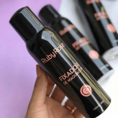 O Fixador de Maquiagem da Ruby Rose    Quer ter uma make impecável até o fim do dia? Aposte no fixador de maquiagem.    Ele foi desenvolvido especialmente para prolongar a duração da make.    O produto possui secagem rápida, fazendo com que a pele não fique úmida.    Ao aplicar, o fixador não irá molhar o rosto e nem borrar a sua make, além disso possui um cheirinho suave e agradável.    Indicado    Para todos os tipos de pele.      Benefícios    - Fixa a maquiagem, fazendo durar por mais horas;    - Cheirinho agradável;    - Cruelty Free;    - Dá acabamento à maquiagem;    - Não possui sensação oleosa na pele;