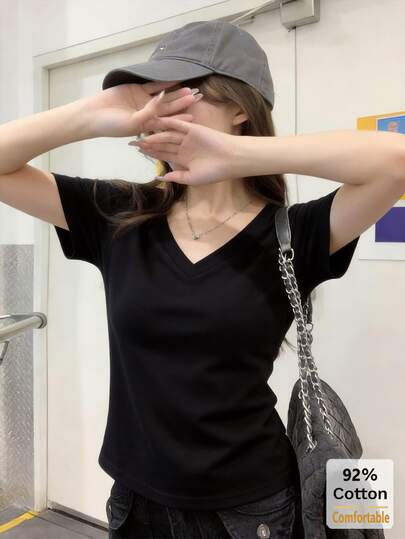Áo croptop ngắn tay cổ chữ V màu đen dành cho nữ, đa năng và giúp thon gọn vóc dáng.