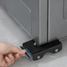 Juego de 4 elevadores de muebles con almohadillas giratorias de 360°, fabricados en acero al carbono, diseñados para facilitar el movimiento de sofás y otros muebles. Versión mejorada más resistente - 4 Piezas de Deslizadores para Muebles con Ruedas - Ruedas de Metal para Mover Muebles de Hogar y Oficina, Cama, Sofá, Refrigerador, Electrodomésticos - Deslizamiento y Elevación Fácil. Juego de 4 herramientas de mudanza de muebles de alta resistencia con ruedas giratorias, ideal para reubicar artículos como sofás y refrigeradores, fabricadas con materiales duraderos. Desplazadores de muebles 4 en 1 de alta calidad y resistencia, con ruedas bloqueables y almohadillas de goma - un sistema de mudanza resistente diseñado para manipular sofás, camas, colchones y sillas - perfecto para mudanzas. - Azul - Ver 2