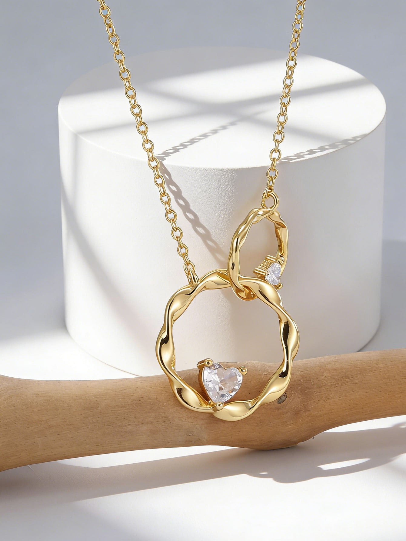 Charm-In قلادة دائرتين قلب مطلية بالذهب، تصميم متم...