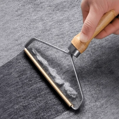 1 dụng cụ cầm tay loại bỏ xơ vải, dụng cụ dễ sử dụng để loại bỏ xơ vải trên quần áo, ghế sofa, thảm, chăn và lông thú cưng. Lưỡi dao bằng đồng chống thấm nước và chống gỉ, màu ngẫu nhiên.