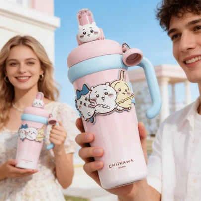 Bình giữ nhiệt Miniso Chiikawa có ống hút, cốc hình nhân vật hoạt hình dễ thương, có tay cầm, làm bằng thép không gỉ, màu hồng gradient Kawaii, dành cho bé gái, dung tích 960ml/32.47oz.