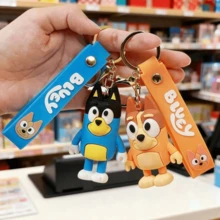 Hasbro 1件裝 Family Bingo Friends 鑰匙圈禮品，卡通聖誕裝飾收藏鑰匙圈組－Coco、藍色狗狗，派對小禮品、派對配件、裝飾包掛飾與收藏品，動漫包掛飾、汽車鑰匙圈禮品袋，可愛高品質迷你公仔 - 彩色 - 查看 2