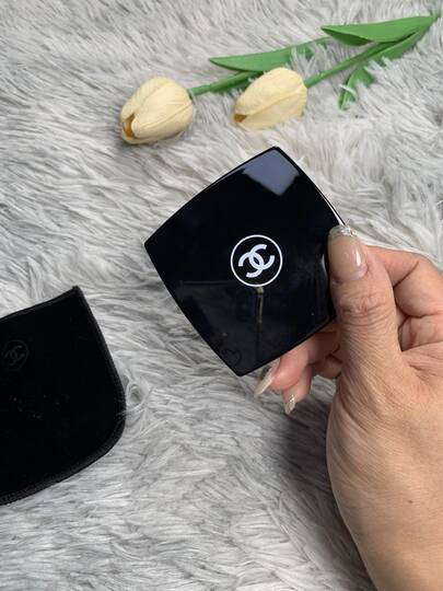 CHANEL High-End Black Square Flip Portable Makeup Mirror. Includes A Regular Mirror And A Magnifying Small Mirror. Portable Makeup Touch-Up Mirror. Suitable For Everyday Use Or As A Birthday Gift.