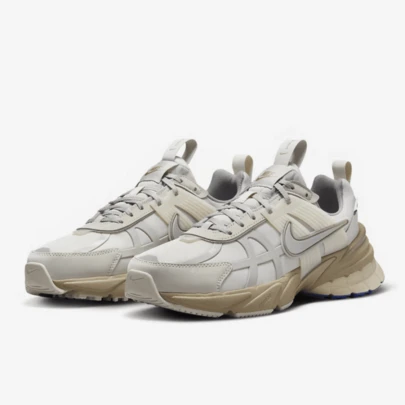  Nike 新款轻盈缓震 W V2K RUN GTX 橡胶外底休闲运动鞋，百搭必备款式 FZ2622-002