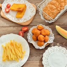 100 piezas de manteles individuales de papel de encaje perforado - Manteles individuales decorativos con patrón floral, aptos para uso en la cocina, para pasteles, pizzas y alimentos fritos - Decoración esencial para la cocina y el comedor - Ver 4