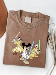 This Disney-Licensed Women's Summer Cotton T-Shirt Features Cars Characters And Racing Car Graphics, Creating A Vibrant Party Vibe. Perfect For Taking Photos At Disney Theme Parks Or As A Travel Souvenir. This Unisex Casual Short-Sleeved T-Shirt Is Made Of 100% Cotton And Is Suitable For Adults. The Comfortable And Skin-Friendly Fabric Is Ideal For Spring Wear And Outdoor Activities. - 摩卡棕 - 查看 1