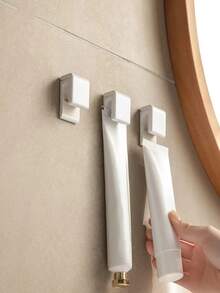 Soporte autoadhesivo para cepillo de pelo - Estante de pared para peines montado en el baño, Estante de almacenamiento de cepillos de pelo de plástico adecuado para cepillos de cerdas suaves, rizadores y pinzas para el cabello, Organizador de tocador sin taladro, Accesorio de baño que ahorra espacio - Multicolor - Ver 10