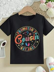 Gráfico con mensaje Promoted to Cousin acompañado de huellitas corazones y flores que simbolizan el amor familiar y la alegría de una nueva etapa camiseta blanca 220g ropa para niños - Negro - Ver 1