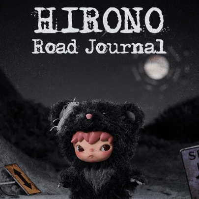 Pop Mart POPMART HIRONO Road Journal 系列毛绒钥匙扣盲盒 - 6 款常规版 + 1 款隐藏版，以一位孤独的旅行者和他忠诚的熊伙伴为主题，描绘了一段从都市尘埃到冰雪覆盖的梦幻之旅，展现了 HIRONO 的独特风格。采用柔软的毛绒材质，富有表现力和情感，是 HIRONO 粉丝、极简主义美学爱好者、盲盒收藏家和送礼者的理想之选。无论是生日、节日还是收藏，都是完美之选。