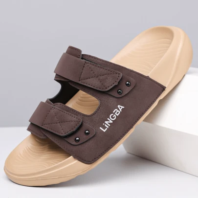 Herrsandaler med justerbara remmar, dubbla kardborreknäppningar och lätt och bekväm sula för vardagsbruk och utomhusbruk