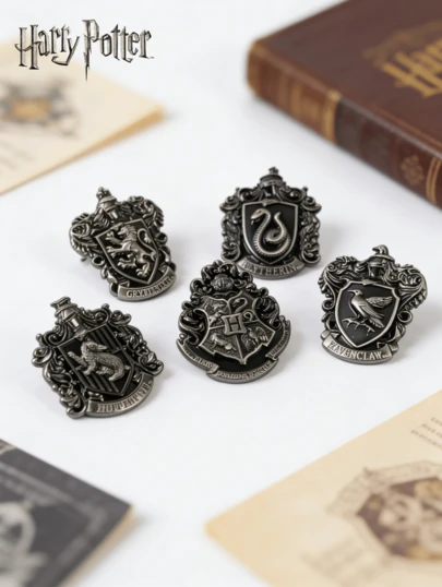 Monogram 1枚华纳兄弟官方授权哈利波特锌合金珐琅徽章 - 霍格沃茨格兰芬多赫奇帕奇拉文克劳斯莱特林胸针 - 时尚的服装和帽子装饰，送给朋友的礼物