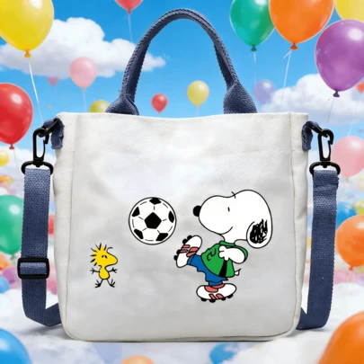SNOOPY 1个史努比足球图案帆布斜挎包，配有可调节长度的帆布肩带和黑色五金扣，兼具实用性和装饰性，适合日常出行和短途通勤，可携带手机、钱包等小型个人物品，适合返校季、节日、生日、送礼等场合。
