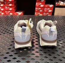 Nike Air Max Dawn 系列女款跑步鞋，内置可视气垫，缓震轻盈，回弹舒适，适合日常通勤和运动，时尚复古百搭休闲运动鞋，推荐热销商品 IO7603-001 - 黃粉紅色 - 查看 6
