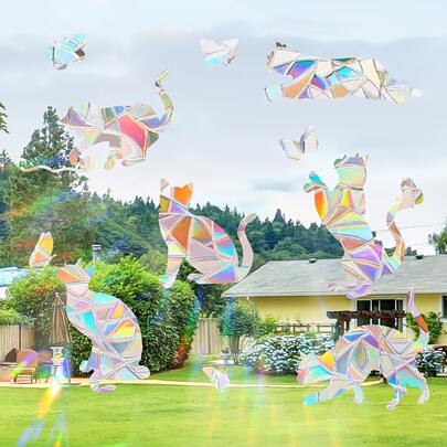 一套猫和蝴蝶主题的现代棱镜窗贴，静电吸附PVC材质，可重复使用，防止鸟类撞击玻璃，适合春夏季节门窗装饰和灯光点缀。