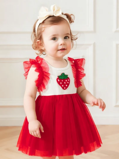 Vestido de contraste de malla con aplicación de fresa linda para el Día de San Valentín para bebés niñas