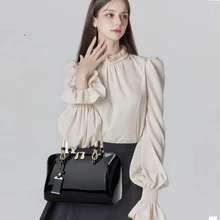 Bolsa feminina em couro envernizado com alça de ombro elegante. - Preto - Visão 5