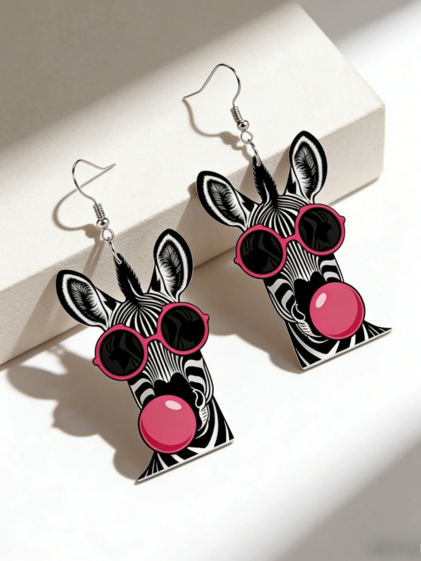 2D时尚斑马吊坠耳环，创意斑马戴着粉色太阳镜吹泡泡耳环，亚克力材质，时尚轻盈，适合日常佩戴和派对，节日礼物 - 斑馬 - 查看 1