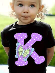 Letra K grande en color lila con puntos blancos y una mariposa multicolor que simboliza libertad alegría y dulzura perfecta para inspirar imaginación y ternura en ropa para niños camiseta 220g cómoda y suave para uso diario - Negro - Ver 8