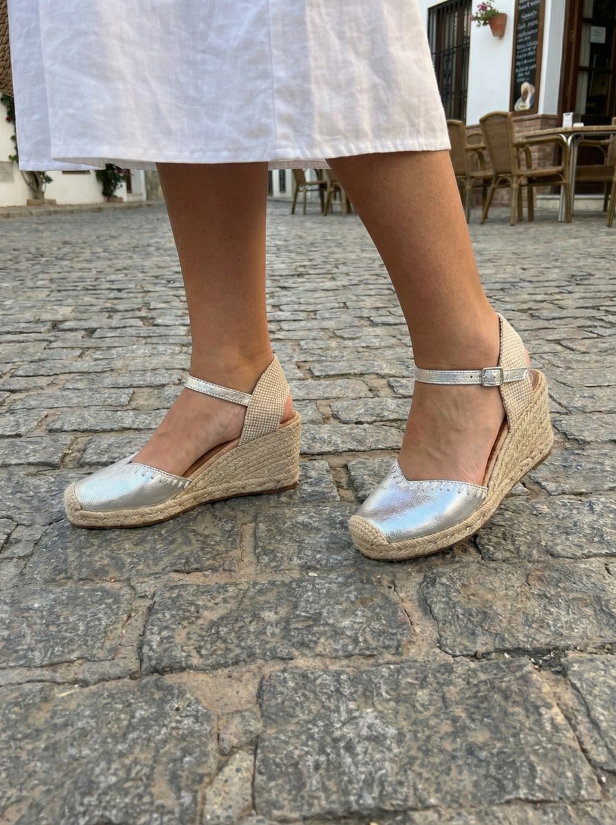 Soraia 女士坡跟草編鞋，麻底，夏季涼鞋，包頭踝帶設計，休閒波西米亞風厚底鞋，帶搭扣，適合度假穿著 - 銀色 - 查看 1