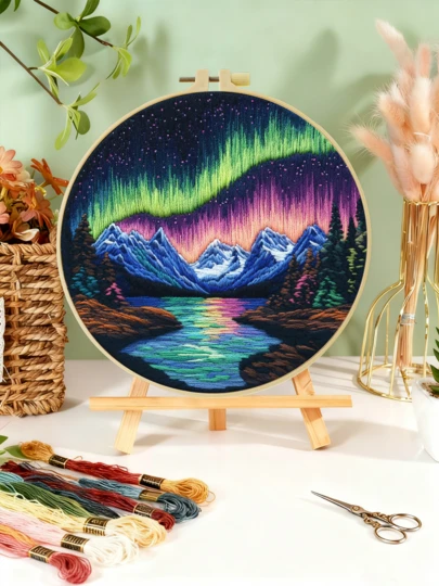 20x20厘米/7.9x7.9英寸刺绣套装，手工DIY刺绣套装，极光风景图案，适合成人初学者，包含绣布、说明书、绣框和绣针，可作为礼物送给亲朋好友，也可用于家居装饰和办公手工。