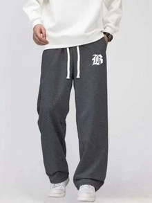 男士休闲运动裤，B字母印花，宽松直筒裤型，褶裥设计，适合居家和户外活动。可作为新婚夫妇的礼物。采用100%涤纶面料，配有可调节抽绳腰带。 - 深灰色 - 查看 2