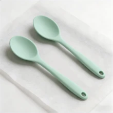 2/4/6 piezas Juego de cucharas de cocina de silicona suave fluorescente rosa/verde, utensilios de cocina resistentes al calor y antiadherentes, cucharas para mezclar y servir, accesorios imprescindibles - Azul menta - Ver 2