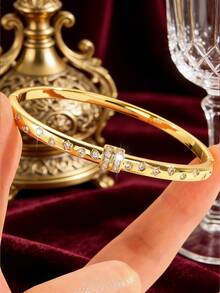 1 Stück - Mädchenhaftes Kupferarmband mit Sternmuster und glatter Goldfinish, verziert mit zerkleinerten Zirkonia-Steinen. Die geometrische Segmentierung lässt das Handgelenk schlanker erscheinen, ein perfektes Accessoire für Sommeroutfits. - Gold - Übersicht 3