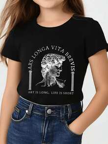 El estampado muestra la figura clásica de una escultura renacentista que simboliza la belleza eterna del arte y la fugacidad de la vida con una frase inspiradora que invita a valorar el tiempo y la creatividad en cada momento camiseta blanca 220g ropa para niños - Negro - View 1