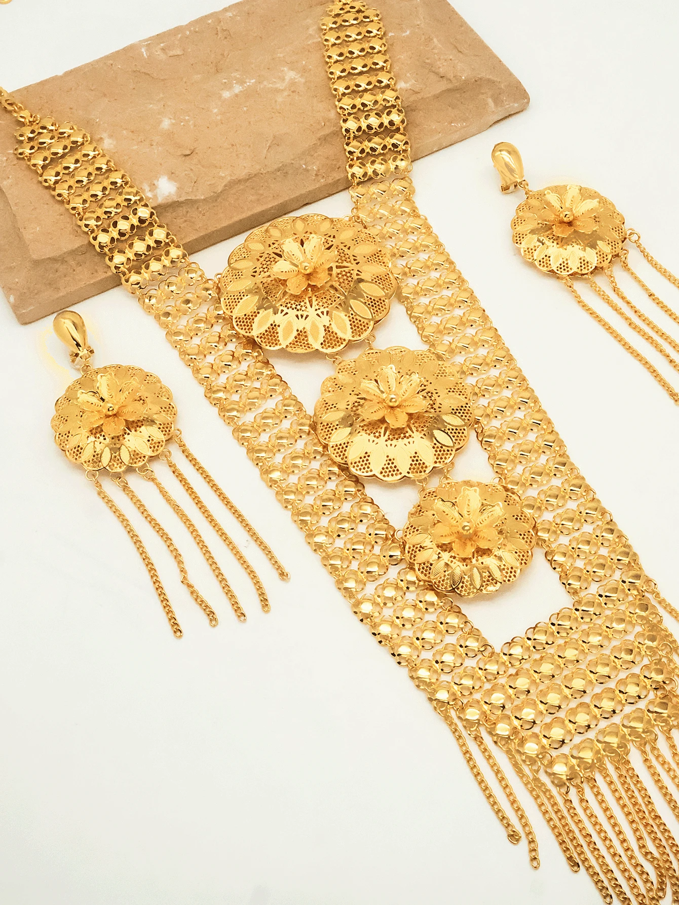 Conjunto de joyería vintage de 3 piezas con collar, pulsera y aretes de textura dorada, elegante para fiestas y citas